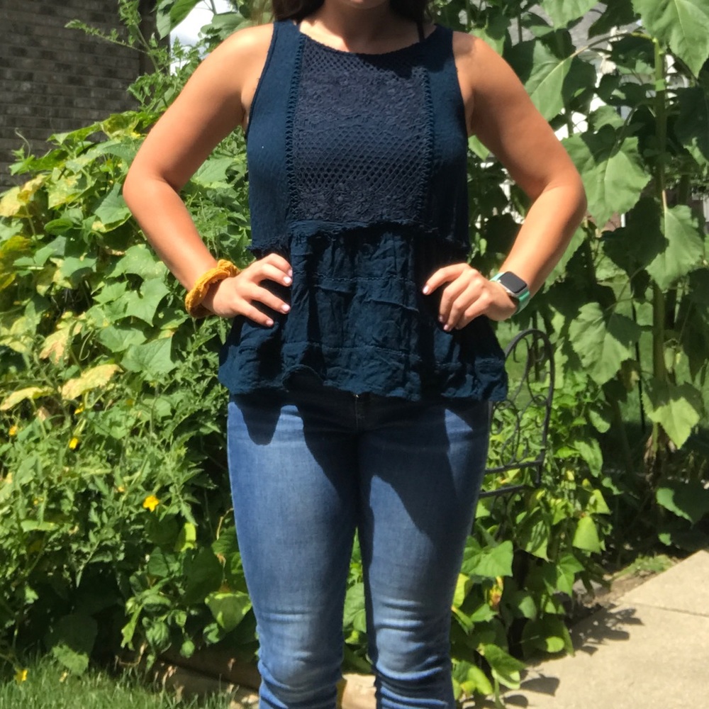 Flowy tank top with ruffles and design